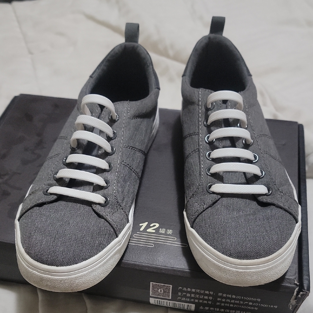OLD NAVY Gray Sneakers with White Rubber Laces no need to tie shoe Size 5 (24 )